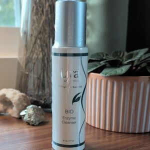 Lira BIO Enzyme Cleanser - White and Silver
